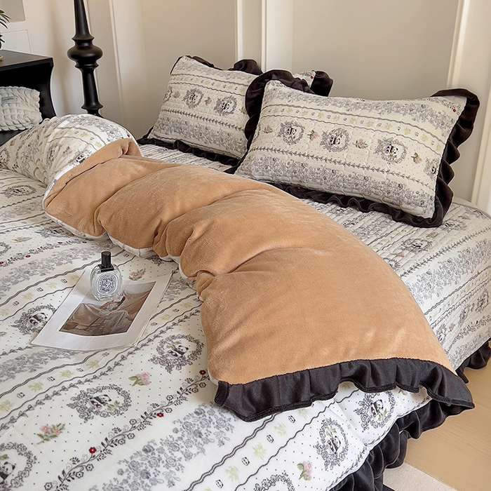 91家纺网 家纺一手货源 找家纺 美梦家纺 2024新款牛奶绒花边款夹棉床盖三件套 花边-漫生活