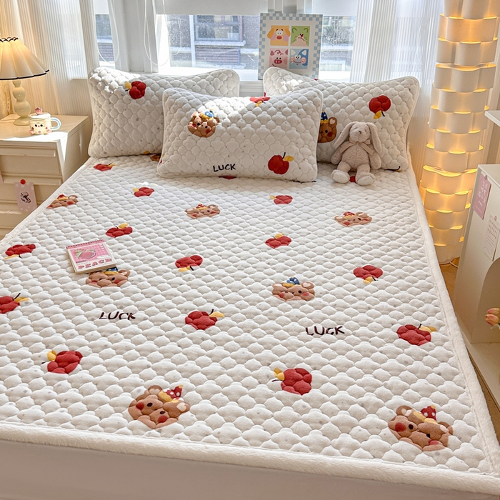 91家纺网 家纺一手货源 找家纺 慕尚家纺 2025牛奶绒床盖床褥被套三件套四件套 床垫-苹果小熊