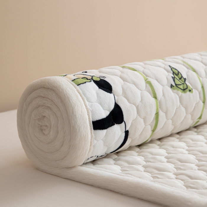 91家纺网 家纺一手货源 找家纺 慕尚家纺 2025牛奶绒床盖床褥被套三件套四件套 床垫-快乐熊猫