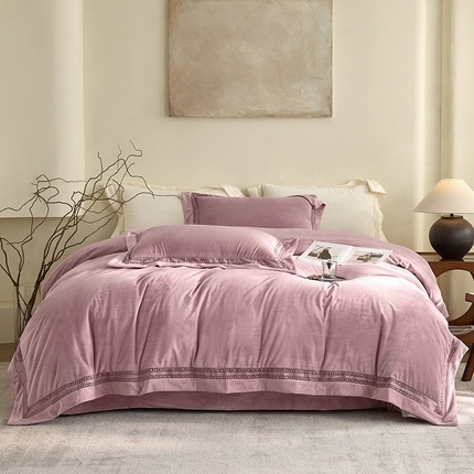 91家纺网 家纺一手货源 找家纺 淼铭家纺 2025新款A类婴肤绒轻奢镂空工艺四件套-爵系列 爵-淡青紫