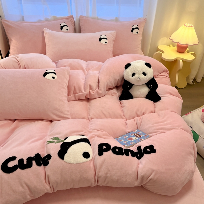 91家纺网 家纺一手货源 找家纺 葡萄家 2024新款卡通牛奶绒毛巾绣可爱熊猫保暖四件套提供买家秀 萌宝牛奶绒-粉