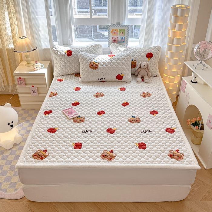 91家纺网 家纺一手货源 找家纺 慕尚家纺 2025牛奶绒床盖床褥被套三件套四件套 床垫-苹果小熊