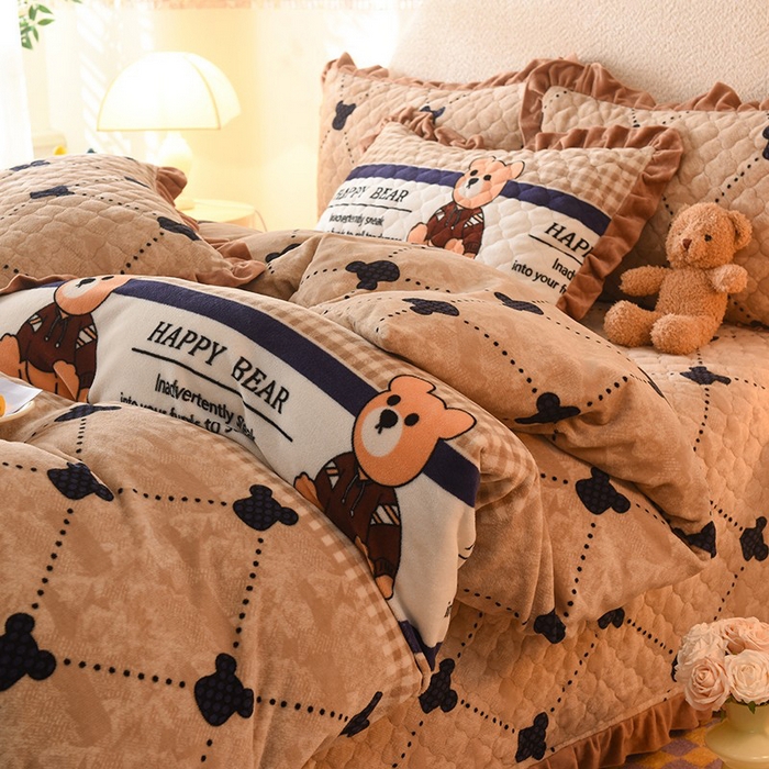 91家纺网 家纺一手货源 找家纺 美达家纺 2025新款牛奶绒印花床盖系列四件套 小熊维尼