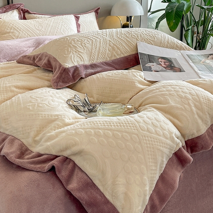 91家纺网 家纺一手货源 找家纺 总绘萱 2025新爆款高密消光宽边拼角雕花牛奶绒四件套双拼纯色