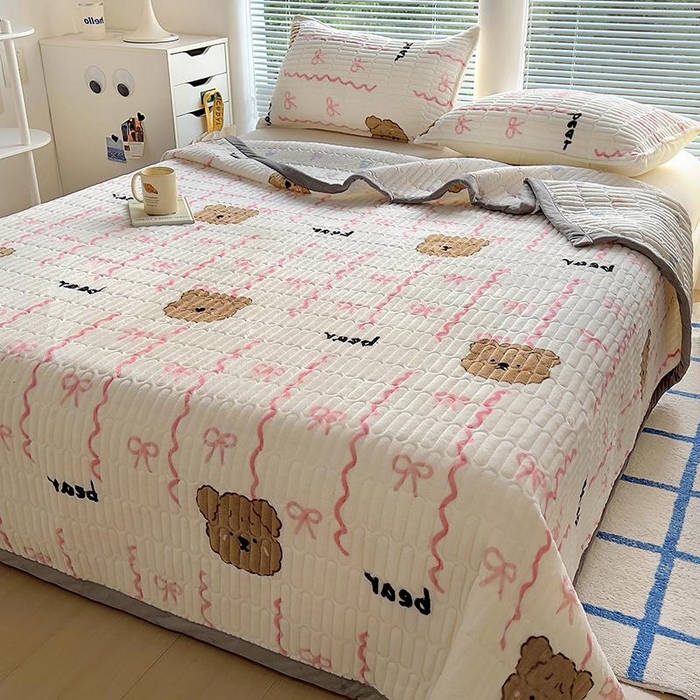 91家纺网 家纺一手货源 找家纺 美梦家纺 2024新款牛奶绒简单款夹棉床盖三件套 青涩粉