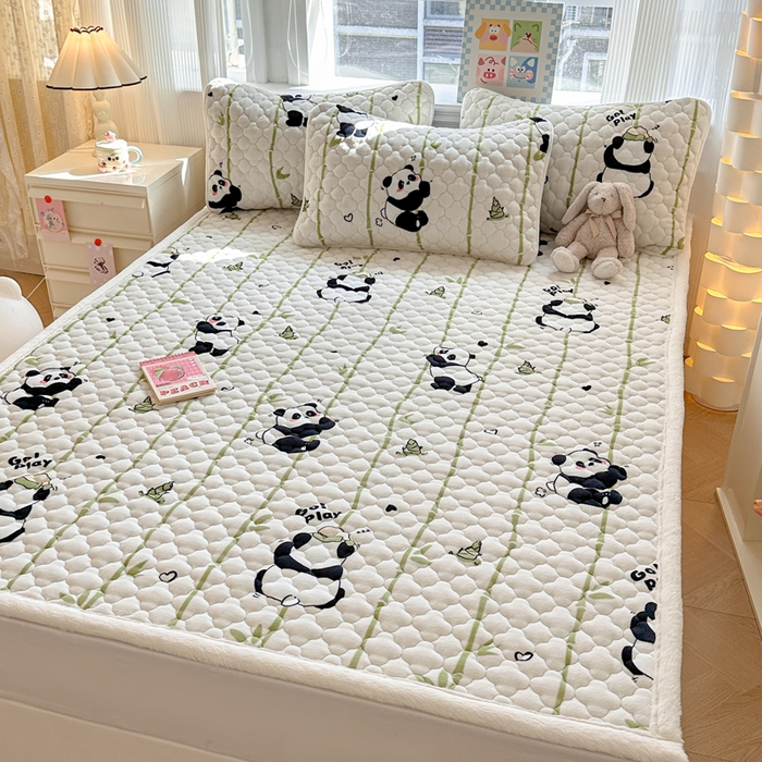 91家纺网 家纺一手货源 找家纺 慕尚家纺 2025牛奶绒床盖床褥被套三件套四件套 床垫-快乐熊猫