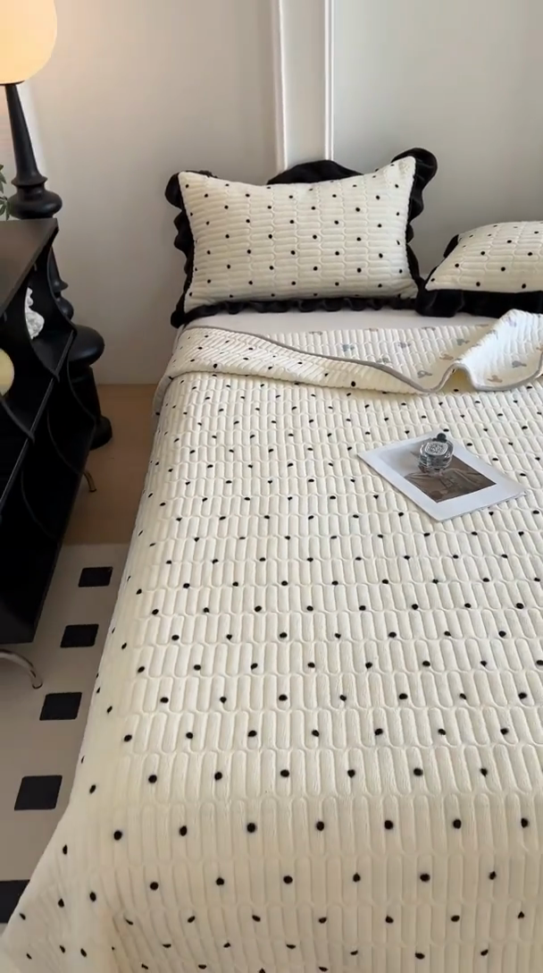 91家纺网 家纺一手货源 找家纺 美梦家纺 2024新款牛奶绒花边款夹棉床盖三件套 花边-波点米