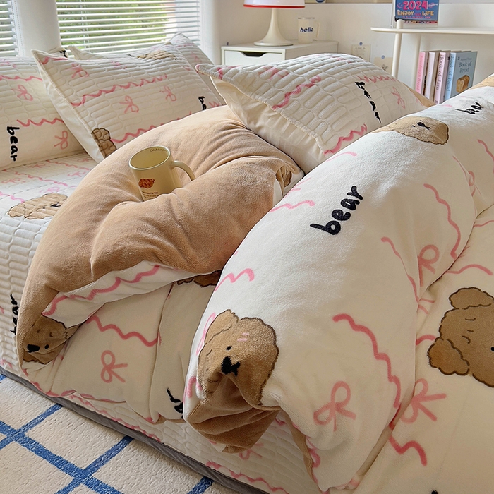 91家纺网 家纺一手货源 找家纺 美梦家纺 2024新款牛奶绒简单款夹棉床盖三件套 青涩粉