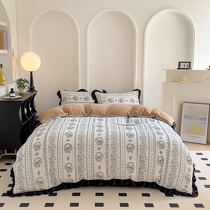 91家纺网 家纺一手货源 找家纺 美梦家纺 2024新款牛奶绒花边款夹棉床盖三件套 花边-漫生活