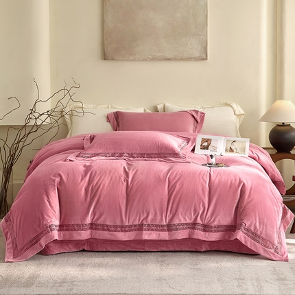 91家纺网 家纺一手货源 找家纺 （总）淼铭家纺 2025新款A类婴肤绒轻奢镂空工艺四件套-爵系列