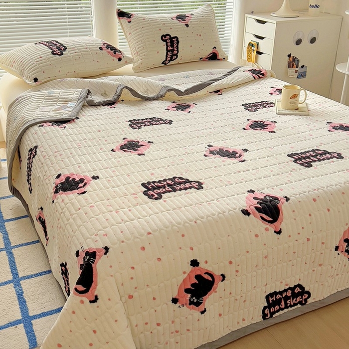 91家纺网 家纺一手货源 找家纺 美梦家纺 2024新款牛奶绒简单款夹棉床盖三件套 晚安猫