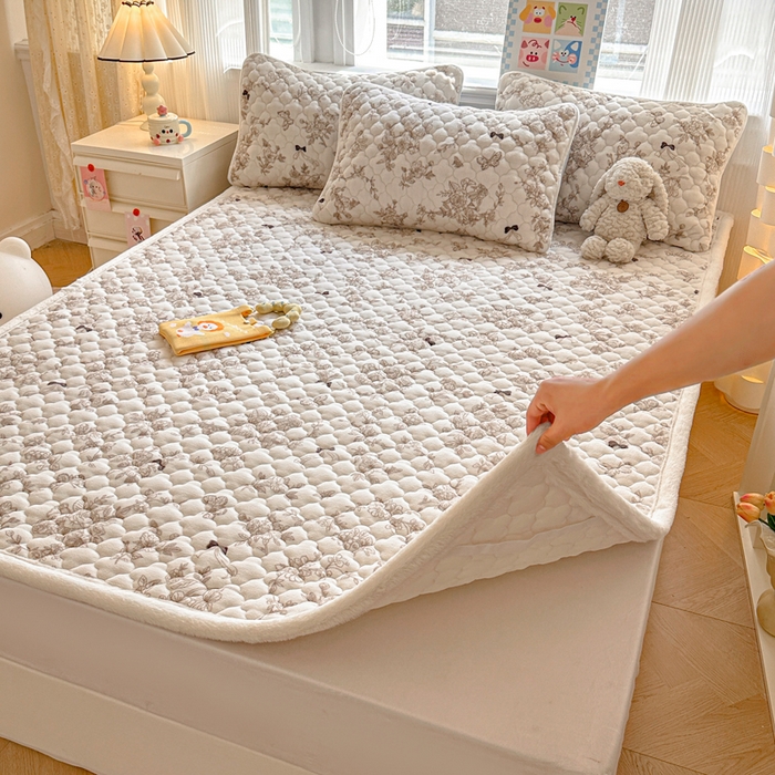 91家纺网 家纺一手货源 找家纺 慕尚家纺 2025牛奶绒床盖床褥被套三件套四件套 床垫-丽娜