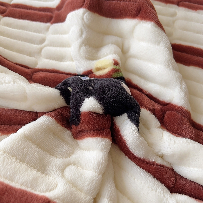 91家纺网 家纺一手货源 找家纺 美梦家纺 2024新款牛奶绒简单款夹棉床盖三件套 哈基米红