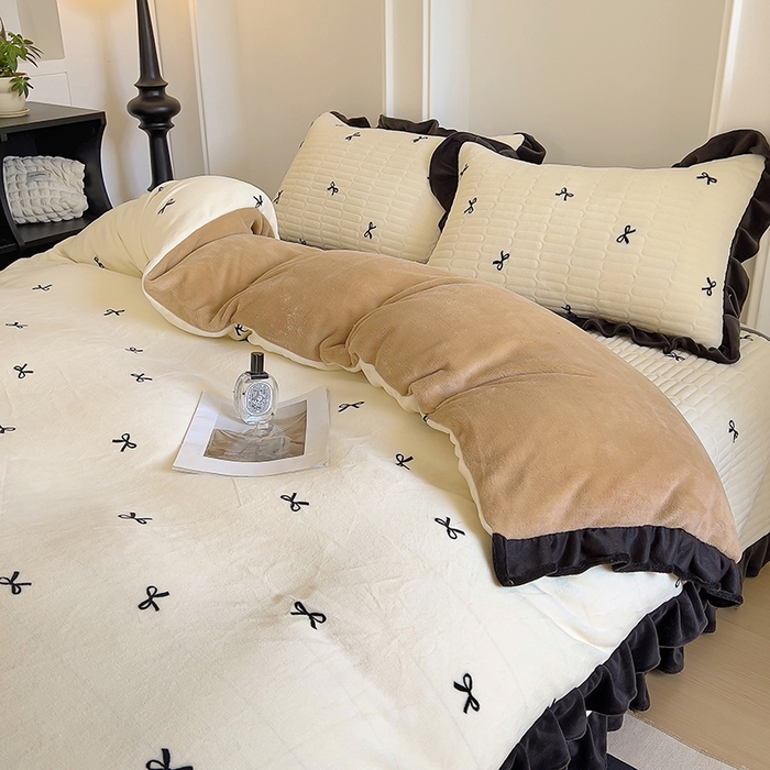 91家纺网 家纺一手货源 找家纺 美梦家纺 2024新款牛奶绒花边款夹棉床盖三件套花边- 蝴蝶结