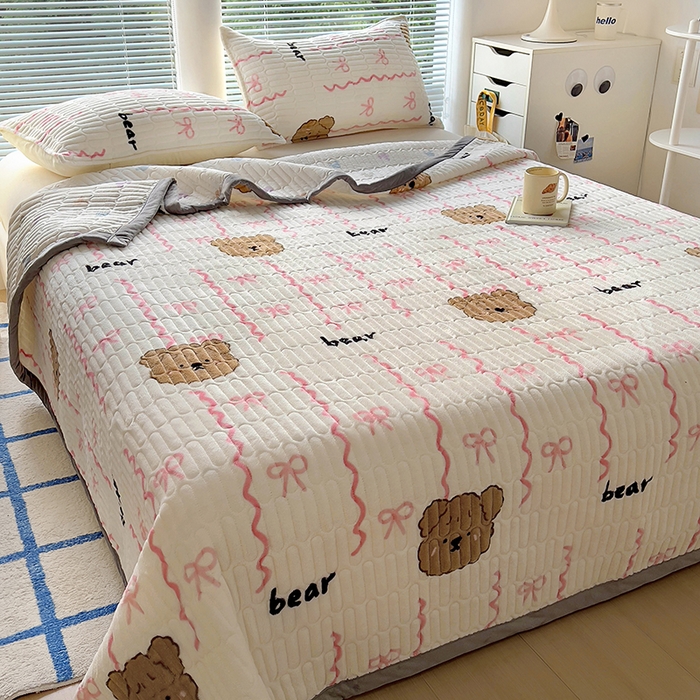 91家纺网 家纺一手货源 找家纺 美梦家纺 2024新款牛奶绒简单款夹棉床盖三件套 青涩粉