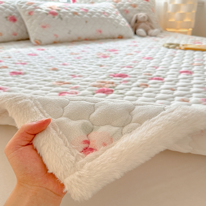 91家纺网 家纺一手货源 找家纺 慕尚家纺 2025牛奶绒床盖床褥被套三件套四件套 床垫-甜美冬日