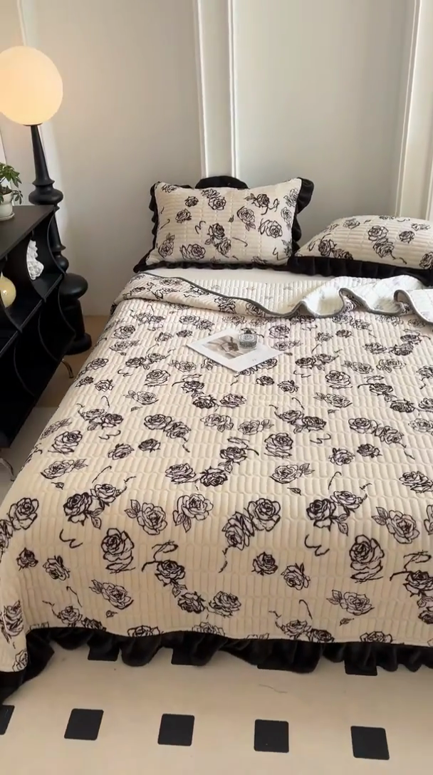 91家纺网 家纺一手货源 找家纺 美梦家纺 2024新款牛奶绒花边款夹棉床盖三件套 花边-米雅