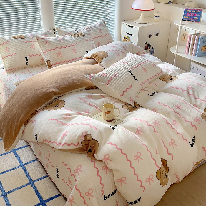 91家纺网 家纺一手货源 找家纺 美梦家纺 2024新款牛奶绒简单款夹棉床盖三件套 青涩粉