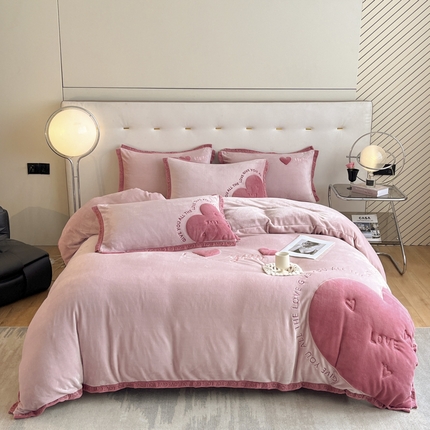 91家纺网 家纺一手货源 找家纺 博纳家纺 2024新款牛奶绒贴布绣四件套-爱心love baby 浅粉