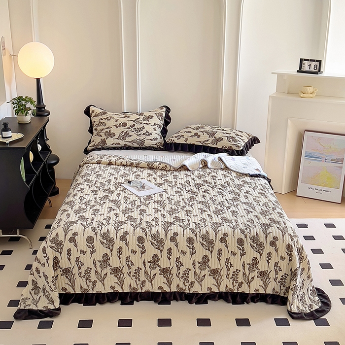 91家纺网 家纺一手货源 找家纺 美梦家纺 2024新款牛奶绒花边款夹棉床盖三件套 花边-艾瑞灰