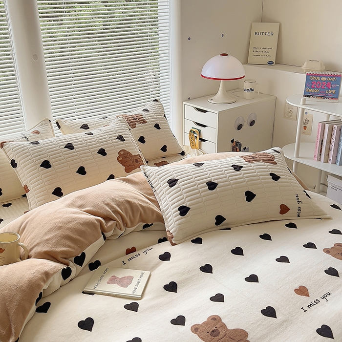 91家纺网 家纺一手货源 找家纺 美梦家纺 2024新款牛奶绒简单款夹棉床盖四件套 乐乐熊