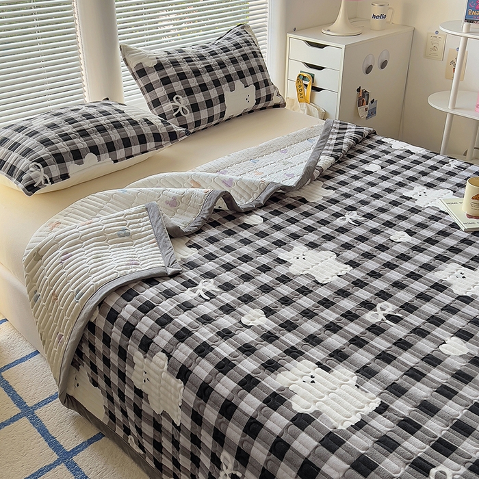 91家纺网 家纺一手货源 找家纺 美梦家纺 2024新款牛奶绒简单款夹棉床盖三件套 精灵熊黑