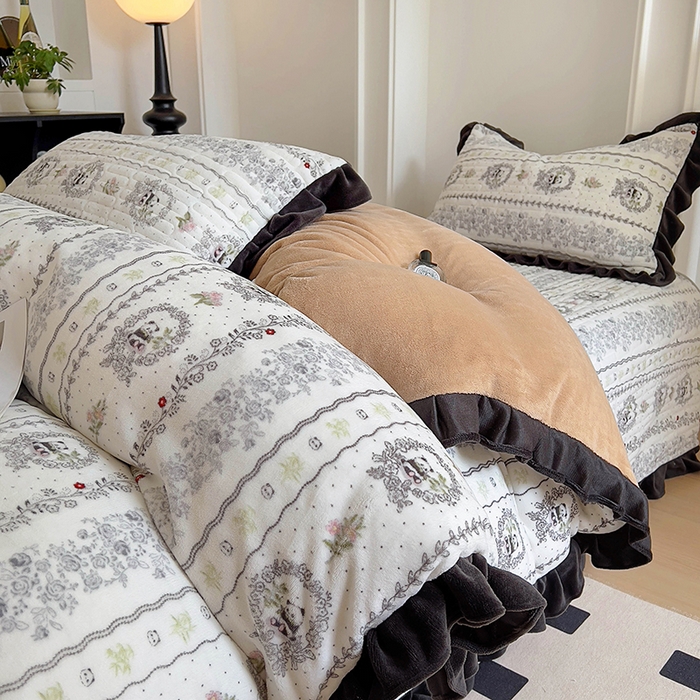 91家纺网 家纺一手货源 找家纺 美梦家纺 2024新款牛奶绒花边款夹棉床盖三件套 花边-漫生活