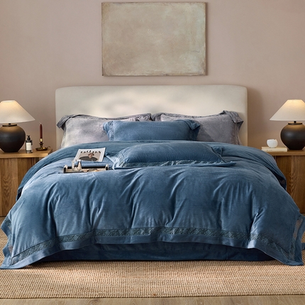 91家纺网 家纺一手货源 找家纺 （总）淼铭家纺 2025新款A类高克重婴肤绒镂空工艺四件套-曼柔系列