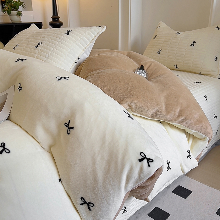 91家纺网 家纺一手货源 找家纺 美梦家纺 2024新款牛奶绒简单款夹棉床盖四件套 蝴蝶结