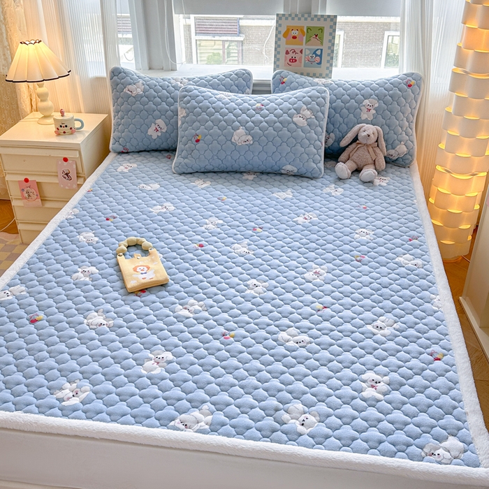 91家纺网 家纺一手货源 找家纺 慕尚家纺 2025牛奶绒床盖床褥被套三件套四件套 床垫-宝贝熊仔