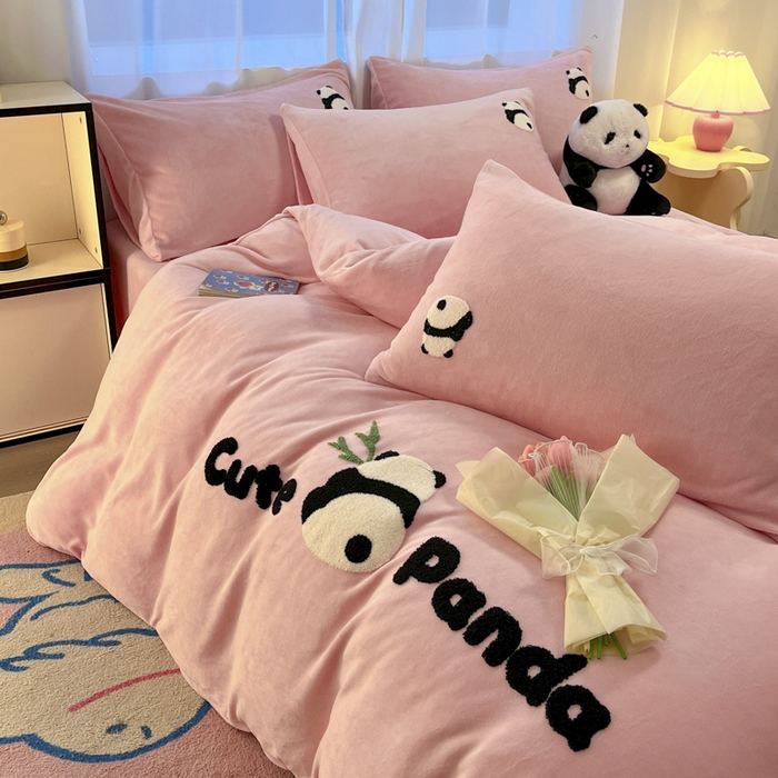 91家纺网 家纺一手货源 找家纺 葡萄家 2024新款卡通牛奶绒毛巾绣可爱熊猫保暖四件套提供买家秀 萌宝牛奶绒-粉