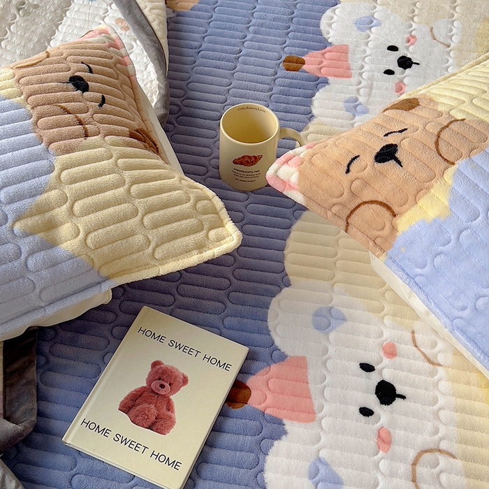 91家纺网 家纺一手货源 找家纺 美梦家纺 2024新款牛奶绒简单款夹棉床盖三件套 萌宝