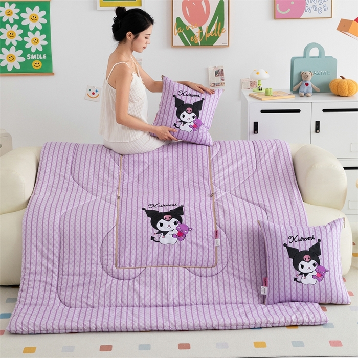 91家纺网 家纺一手货源 找家纺 照世家纺 2024新款三丽鸥抱枕被（优惠卷后价格不能低于56/75/88） 库洛米-紫