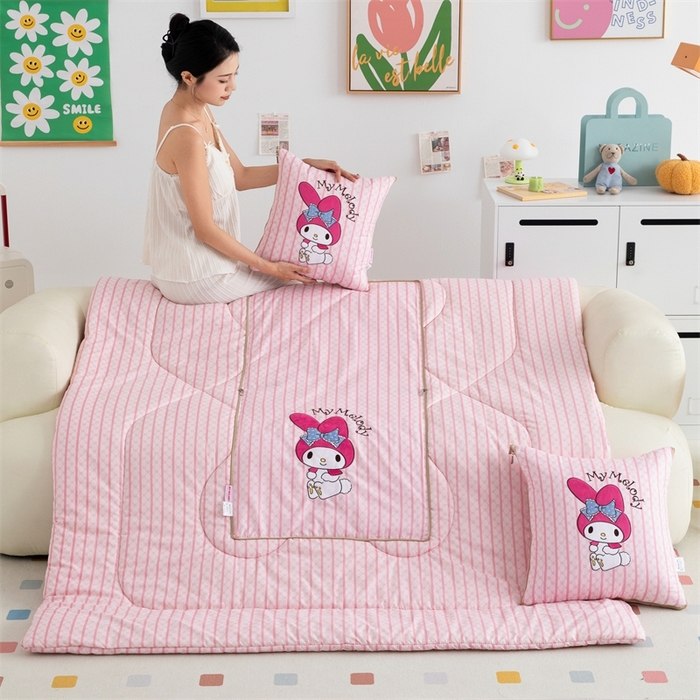 91家纺网 家纺一手货源 找家纺 照世家纺 2024新款三丽鸥抱枕被（优惠卷后价格不能低于56/75/88） 美乐蒂