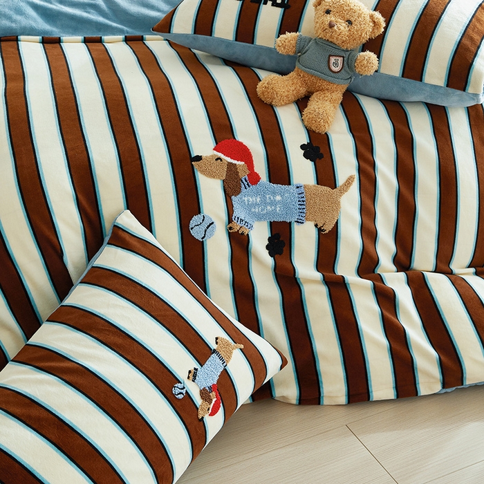 91家纺网 家纺一手货源 找家纺 怡家居 2024新款简约印花加绣花牛奶绒毛巾绣四件套 狗狗天地