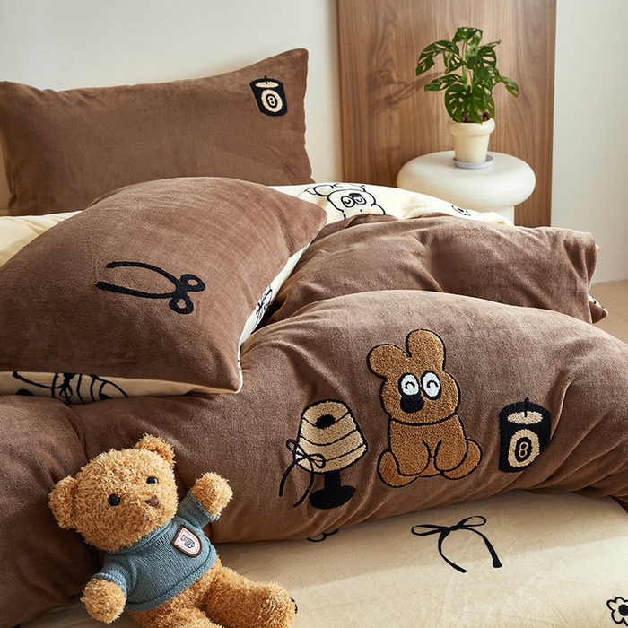 91家纺网 家纺一手货源 找家纺 怡家居 2024新款简约印花加绣花牛奶绒毛巾绣四件套 熊仔-咖