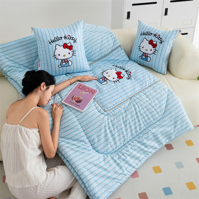 91家纺网 家纺一手货源 找家纺 照世家纺 2024新款三丽鸥抱枕被（优惠卷后价格不能低于56/75/88） 凯蒂猫-蓝