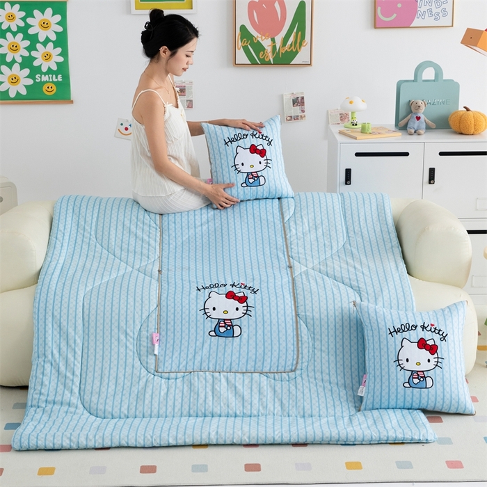 91家纺网 家纺一手货源 找家纺 照世家纺 2024新款三丽鸥抱枕被（优惠卷后价格不能低于56/75/88） 凯蒂猫-蓝