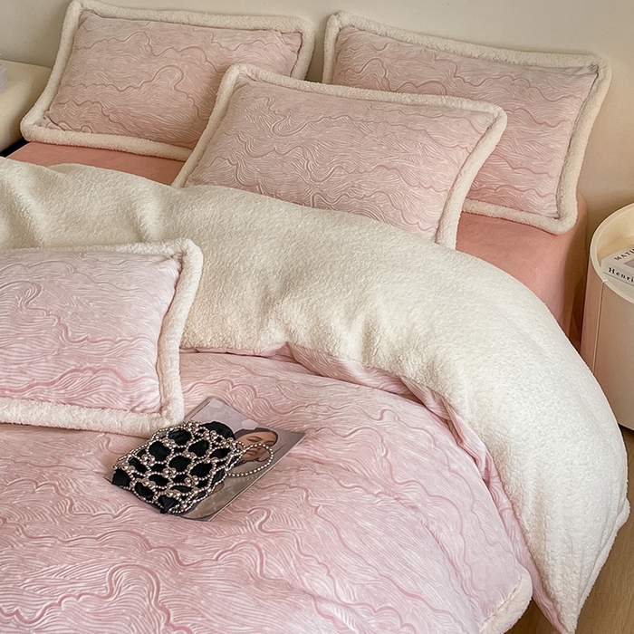 91家纺网 家纺一手货源 找家纺 慕晨 2024新款A类高克重简奢雕花牛奶绒240G羊羔绒双面加厚被套绒四件套 行云流水-浅粉