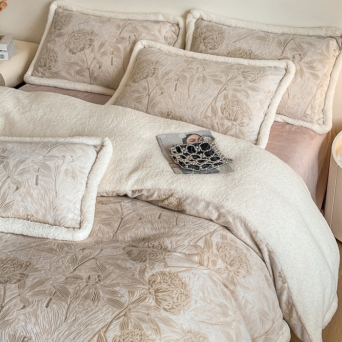 91家纺网 家纺一手货源 找家纺 慕晨 2024新款A类高克重简奢雕花牛奶绒240G羊羔绒双面加厚被套绒四件套 半夏-肉粉