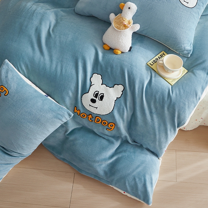 91家纺网 家纺一手货源 找家纺 怡家居 2024新款简约印花加绣花牛奶绒毛巾绣四件套 小白狗