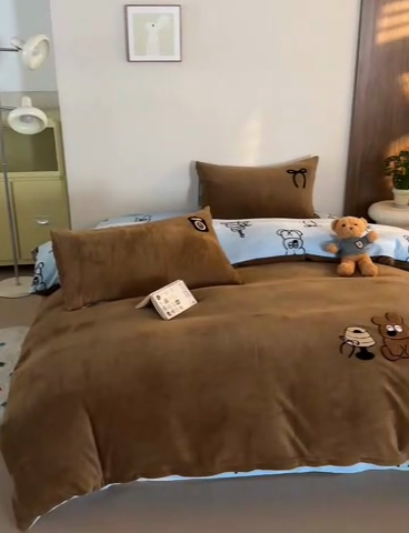 91家纺网 家纺一手货源 找家纺 怡家居 2024新款简约印花加绣花牛奶绒毛巾绣四件套 熊仔-蓝