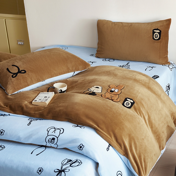 91家纺网 家纺一手货源 找家纺 怡家居 2024新款简约印花加绣花牛奶绒毛巾绣四件套 熊仔-蓝