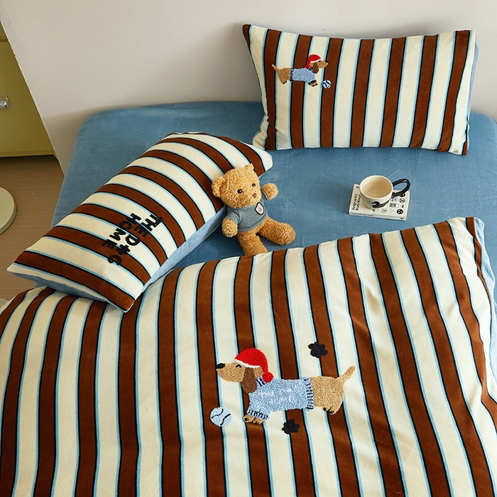 91家纺网 家纺一手货源 找家纺 怡家居 2024新款简约印花加绣花牛奶绒毛巾绣四件套 狗狗天地