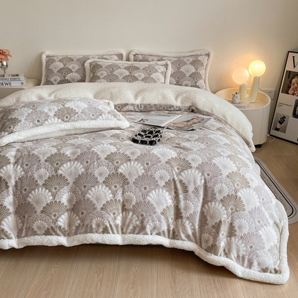91家纺网 家纺一手货源 找家纺 慕晨 2024新款A类高克重简奢雕花牛奶绒240G羊羔绒双面加厚被套绒四件套 爱丽尔-深灰