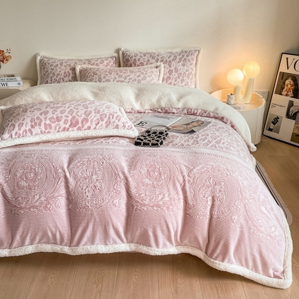 91家纺网 家纺一手货源 找家纺 （总）慕晨 2024新款A类高克重简奢雕花牛奶绒240G羊羔绒双面加厚被套绒四件套