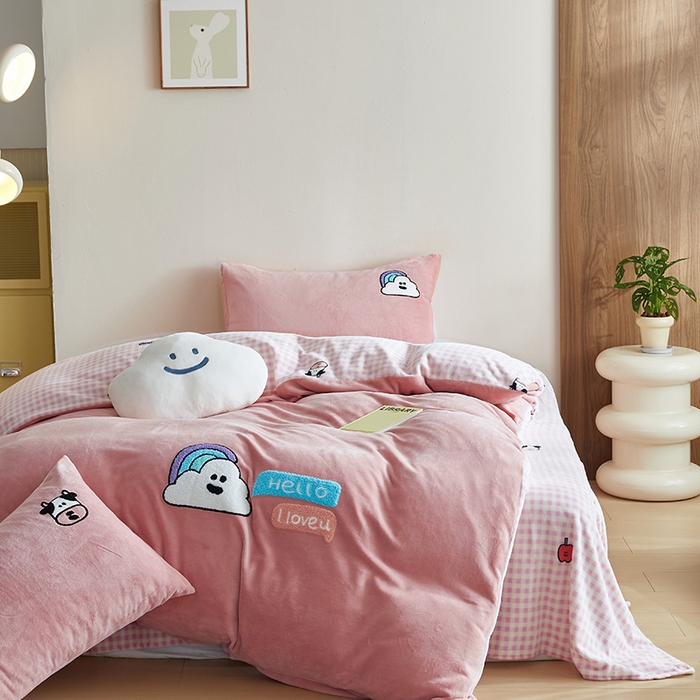 91家纺网 家纺一手货源 找家纺 怡家居 2024新款简约印花加绣花牛奶绒毛巾绣四件套 彩虹云