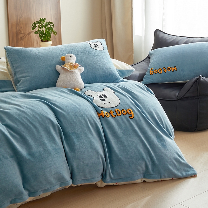 91家纺网 家纺一手货源 找家纺 怡家居 2024新款简约印花加绣花牛奶绒毛巾绣四件套 小白狗