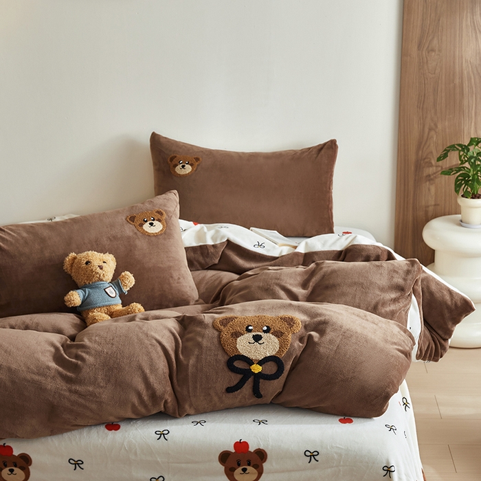 91家纺网 家纺一手货源 找家纺 怡家居 2024新款简约印花加绣花牛奶绒毛巾绣四件套 布梵