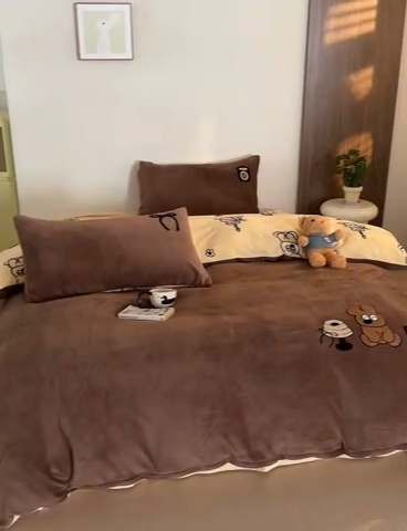 91家纺网 家纺一手货源 找家纺 怡家居 2024新款简约印花加绣花牛奶绒毛巾绣四件套 熊仔-咖